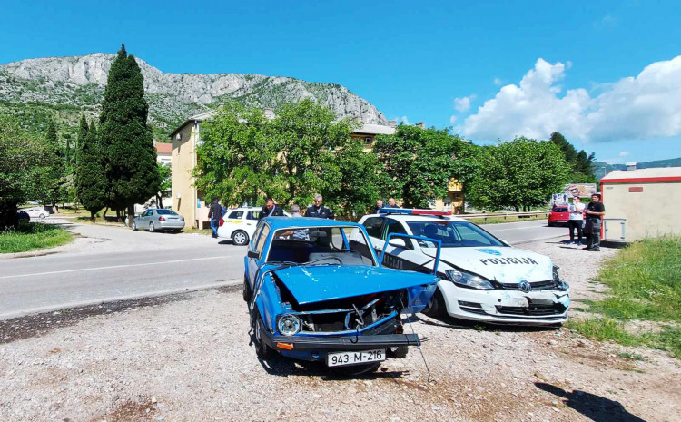 U sudaru u Mostaru učestvovalo policijsko vozilo, povrijeđene tri osobe