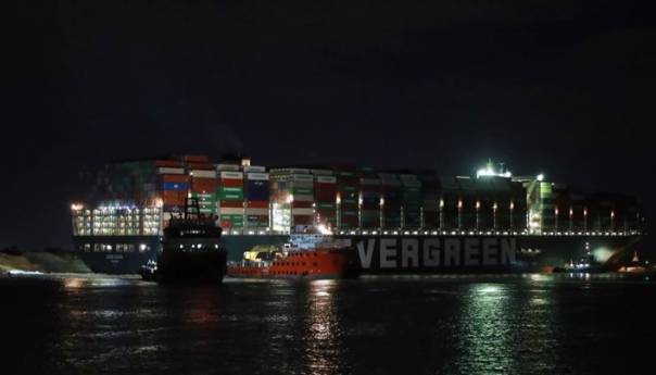 U Sueskom kanalu traju napori za oslobađanjem zaglavljenog broda