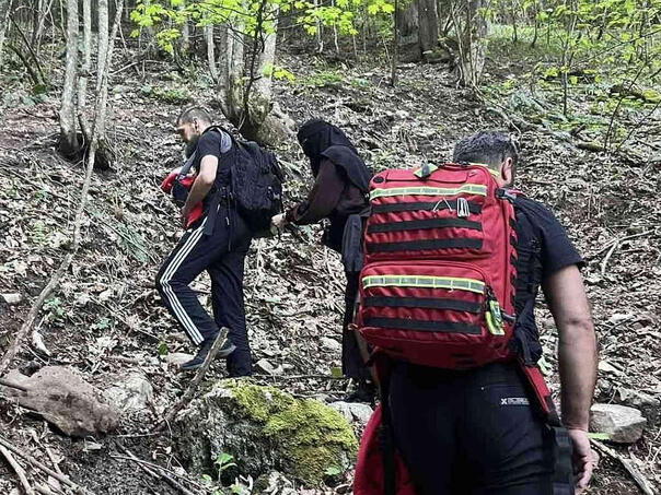 U šumi pored Sarajeva se izgubile dvije osobe sa bebom, spasio ih GSS