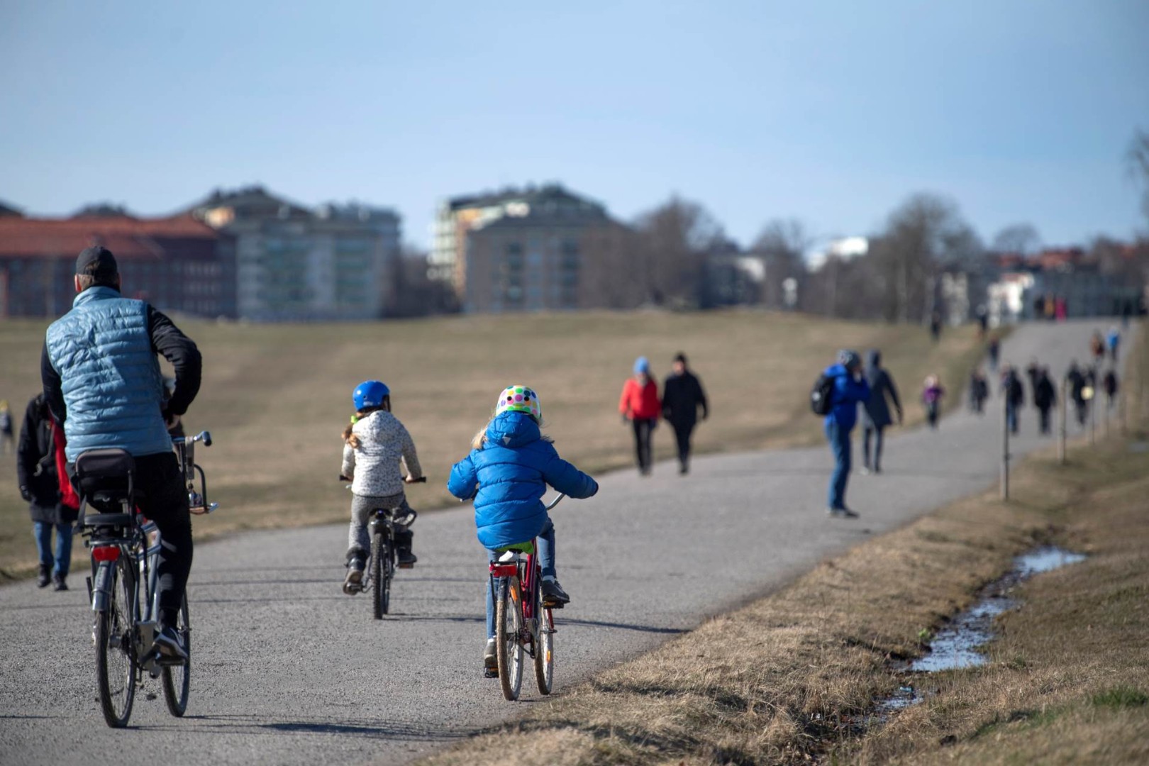 U Švedskoj život teče gotovo uobičajeno: "Izađite i uživajte u proljetnom suncu"