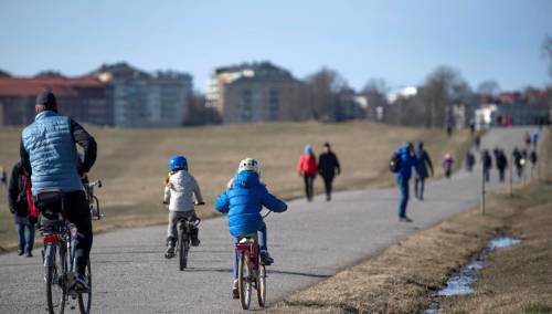 U Švedskoj život teče gotovo uobičajeno: "Izađite i uživajte u proljetnom suncu"