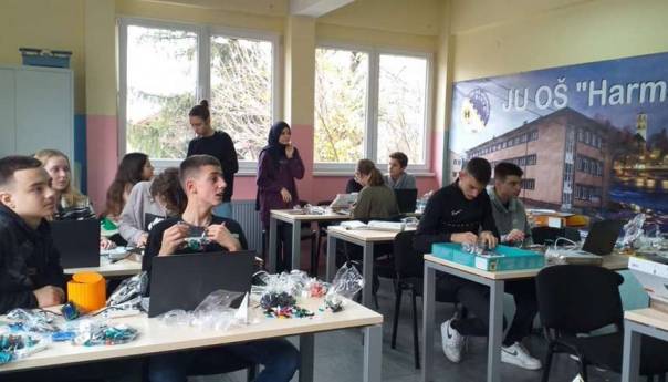U svim osnovnim i srednjim školama USK-a počelo drugo polugodište