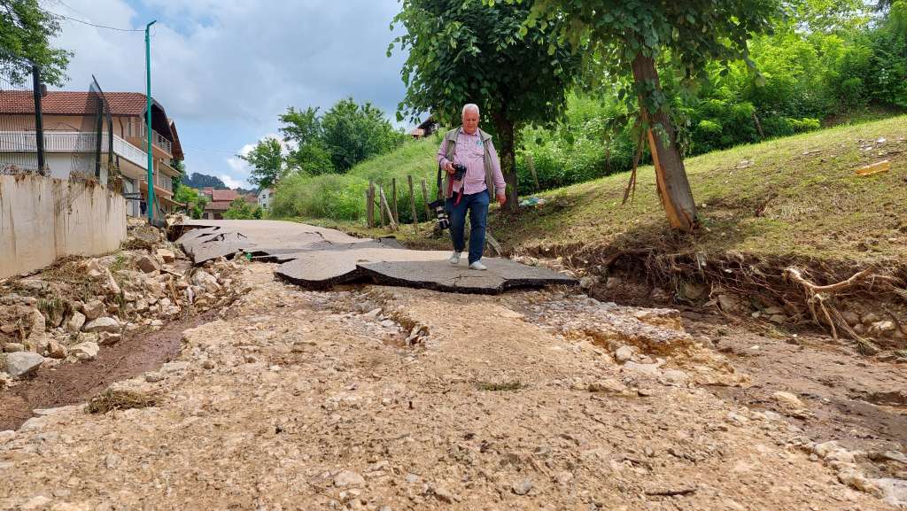 U Teočaku strahuju od klizišta, bujične vode prouzročile milionske štete