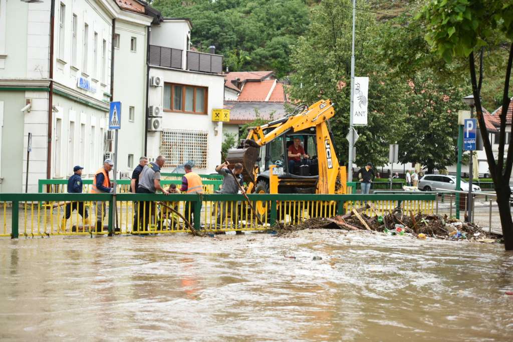 U Tešnju nastavljeno otklanjanje posljedica poplava 
