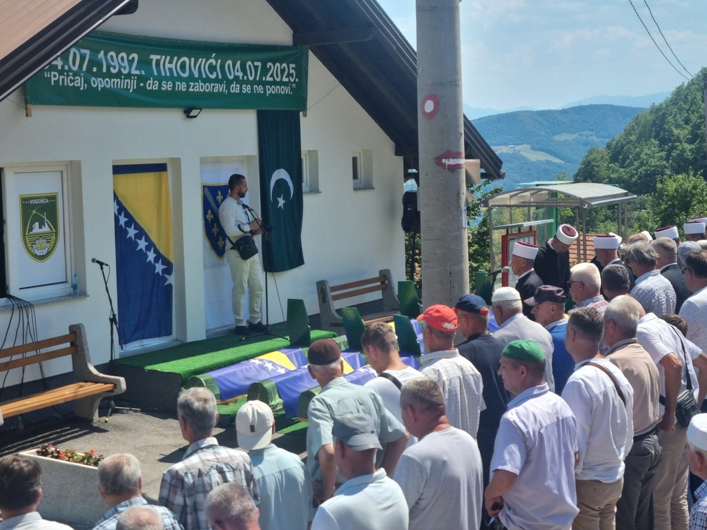 U Tihovićima obilježena godišnjica stradanja i klanjana kolektivna dženaza za 11 žrtava