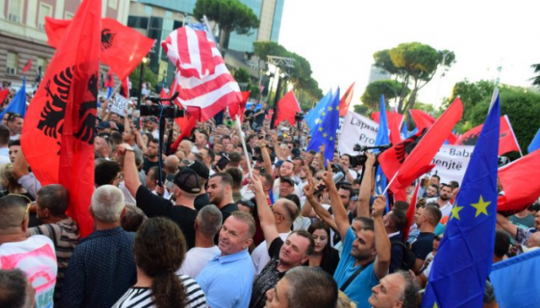 U Tirani antivladini protesti zbog porasta cijena