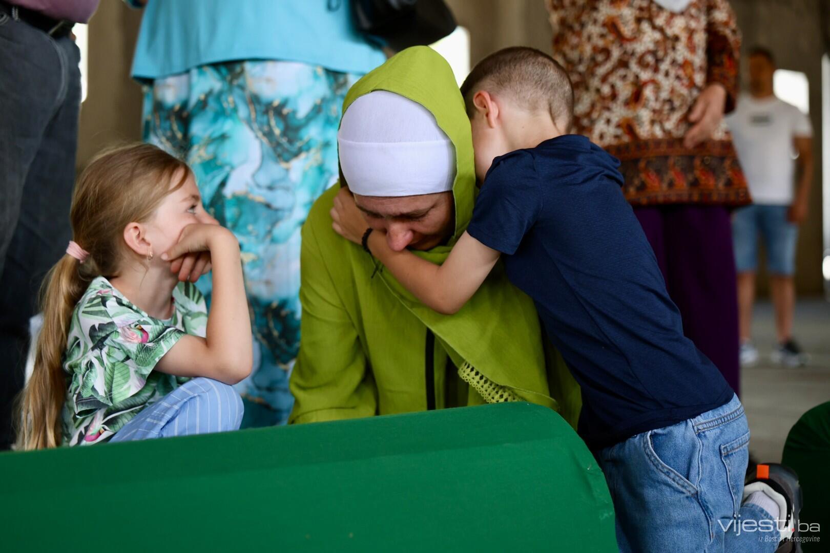 U tišini Potočara odjekuje bol: Stigli tabuti sa 10 žrtava genocida