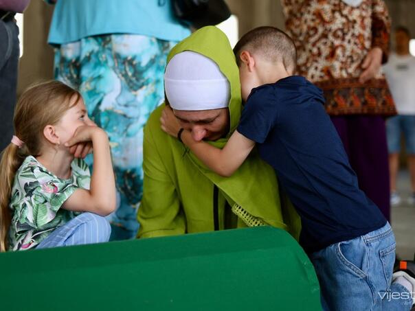 U tišini Potočara odjekuje bol: Stigli tabuti sa 10 žrtava genocida