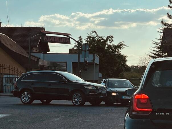 U TK 15 saobraćajnih nesreća u 24 sata, osam osoba povrijeđeno