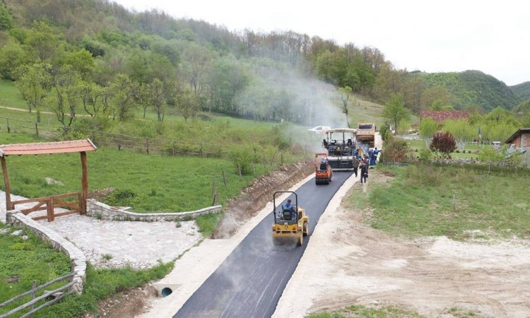 U toku asfaltiranje dijela putne dionice do Štrbačkog buka
