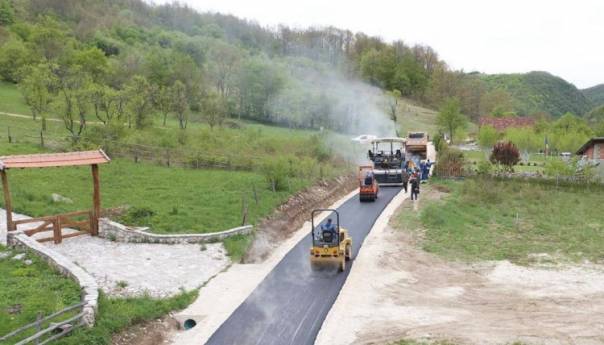 U toku asfaltiranje dijela putne dionice do Štrbačkog buka