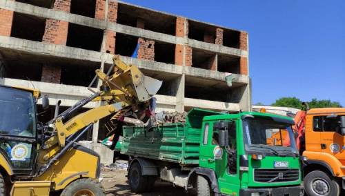 U toku čišćenje nedovršene zgrade Doma penzionera u kojoj su boravili migranti