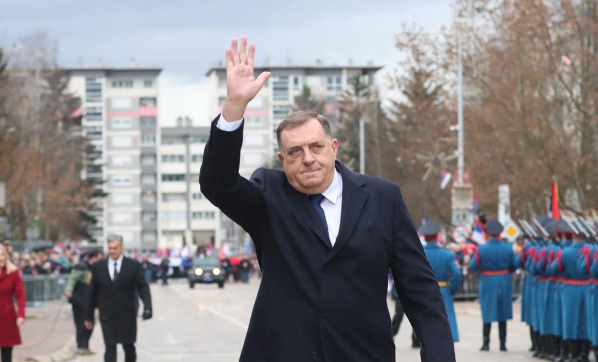U toku defile: Dodik pozdravio jedinice s 'Pomoz Bog, junaci'