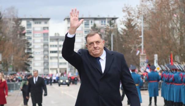 U toku defile: Dodik pozdravio jedinice s 'Pomoz Bog, junaci'