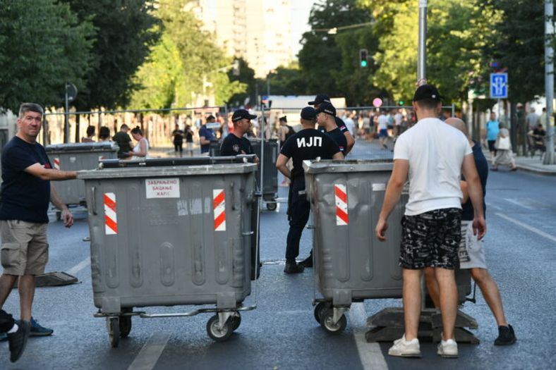 U toku hapšenje grupe studenata u Srbiji: Terete ih za napade na institucije