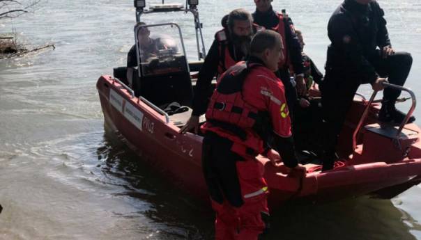 U toku izvlačenje vozila iz Drine, nastavljena potraga za mladićem