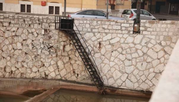 U toku pjeskarenje zidova korita rijeke Miljacke