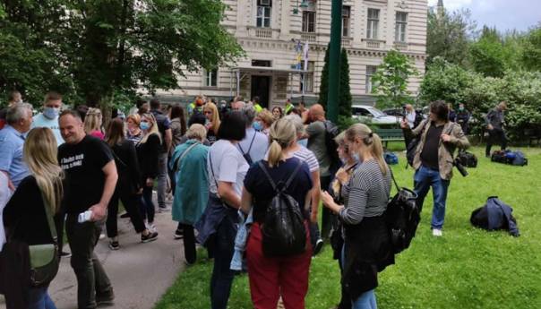 U toku protest zdravstvenih radnika pred Vladom KS