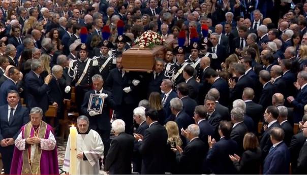 U toku sahrana Silvia Berlusconija u Milanu