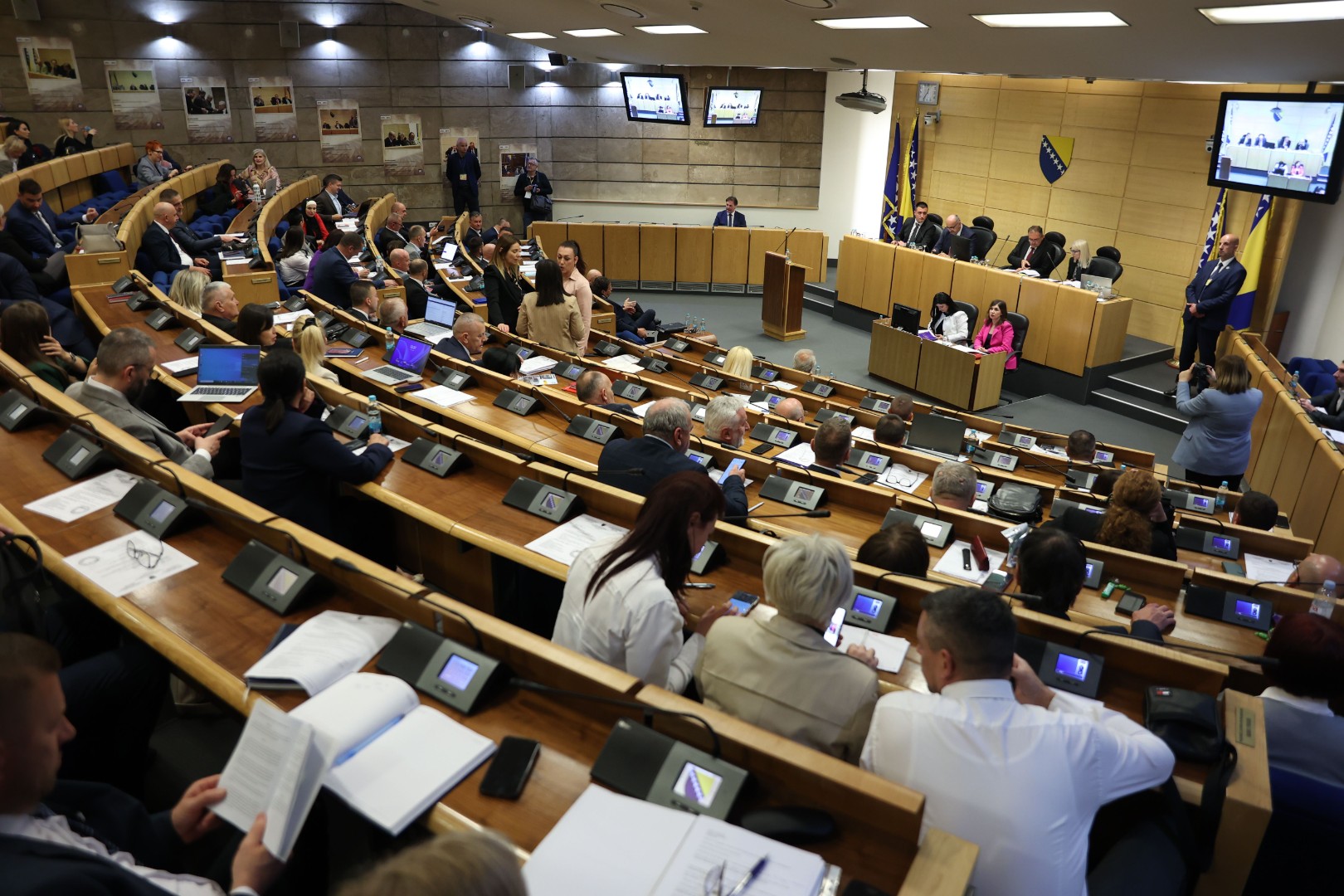 Zasjeda Dom naroda, očekuje se rasprava o rasterećenju privrede