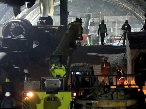 U toku spašavanje indijskih radnika zaglavljenih u tunelu
