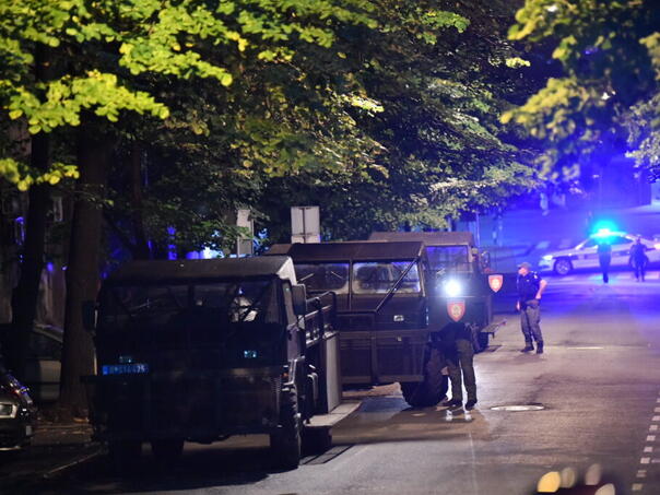 U toku veliki protesti u Srbiji, kolona oklopnih vozila u centru Beograda