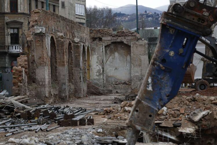 U toku završni radovi na čišćenju urušenog objekta na Marijin dvoru