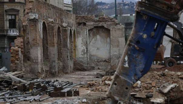 U toku završni radovi na čišćenju urušenog objekta na Marijin dvoru