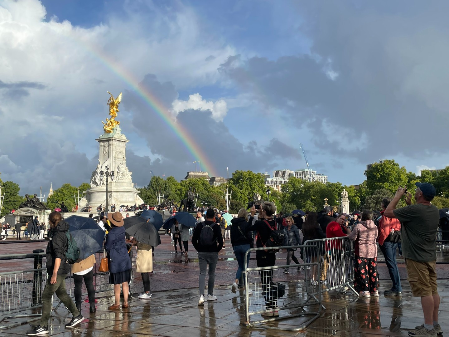 U trenutku kada je objavljena smrt kraljice iznad palače se ukazala dvostruka duga
