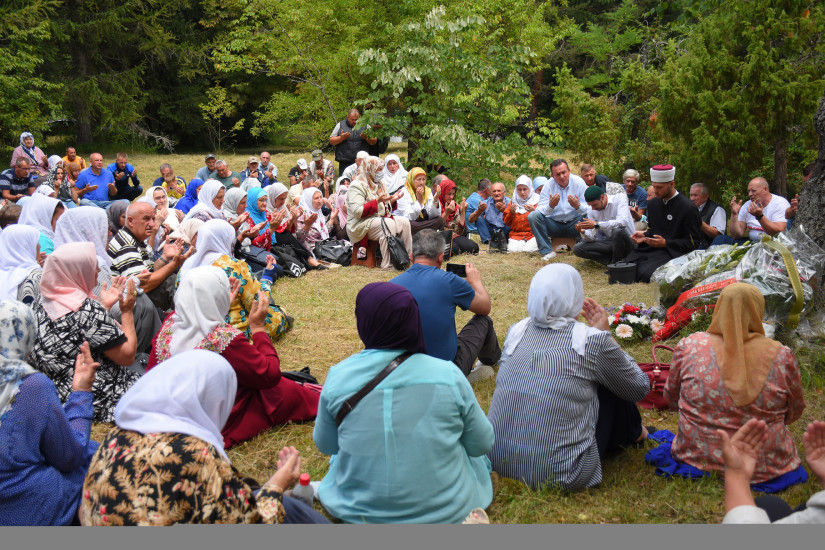 U Trnovu odata počast brutalno ubijenim Srebreničanima