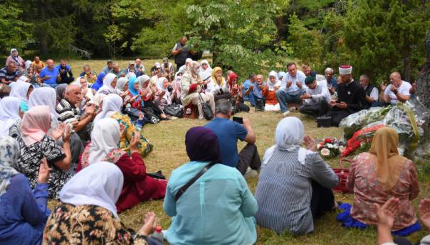 U Trnovu odata počast brutalno ubijenim Srebreničanima