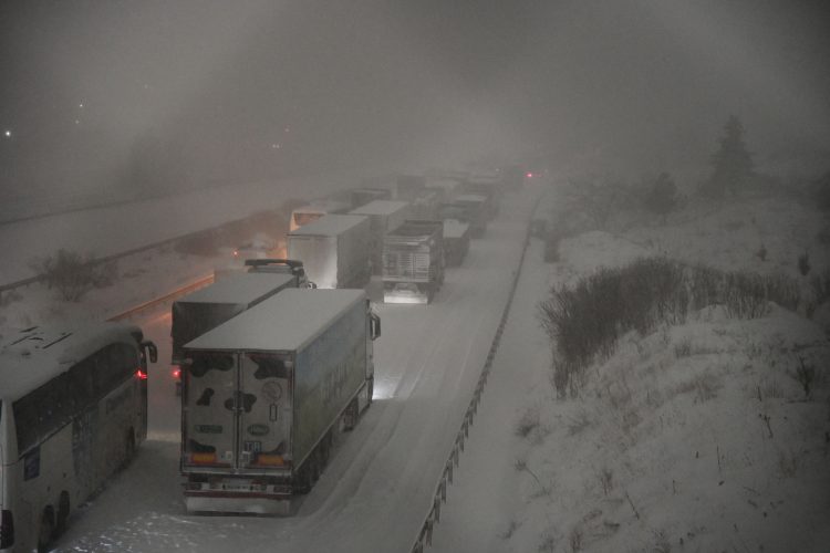 U Turskoj spašeno 2.000 ljudi zarobljenih na autoputu zbog snijega