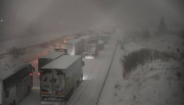 U Turskoj spašeno 2.000 ljudi zarobljenih na autoputu zbog snijega