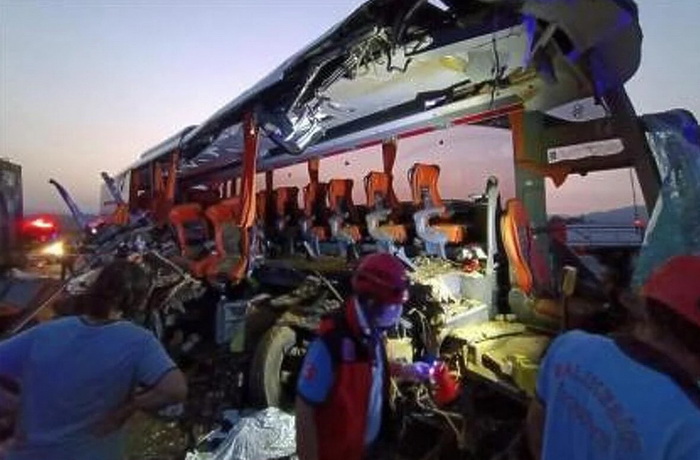 U Turskoj u sudaru autobusa i kamiona poginulo devet i povrijeđeno 37 osoba