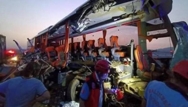 U Turskoj u sudaru autobusa i kamiona poginulo devet i povrijeđeno 37 osoba