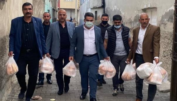 U turskom gradu Šanliurfi dijelili ramazanske pakete uime muslimana Srebrenice