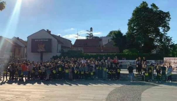U Tuzli desetominutna šutnja za život mladosti