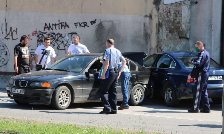 U Tuzli dvije mlade osobe povrijeđene u sudaru