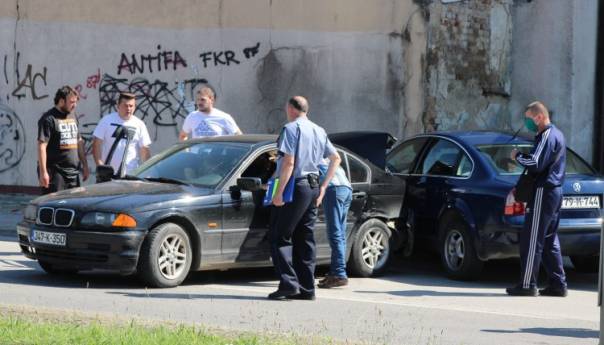 U Tuzli dvije mlade osobe povrijeđene u sudaru