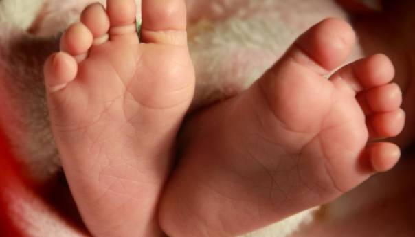 U Tuzli ispred džamije pronađeno novorođenče zamotano u deku