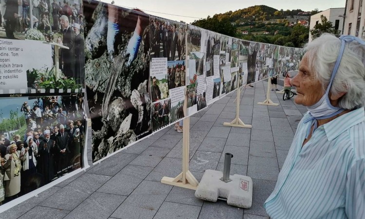 U Tuzli izložba fotografija o Srebrenici ratnog fotoreportera Ahmeta Bajrića
