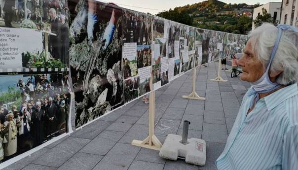 U Tuzli izložba fotografija o Srebrenici ratnog fotoreportera Ahmeta Bajrića