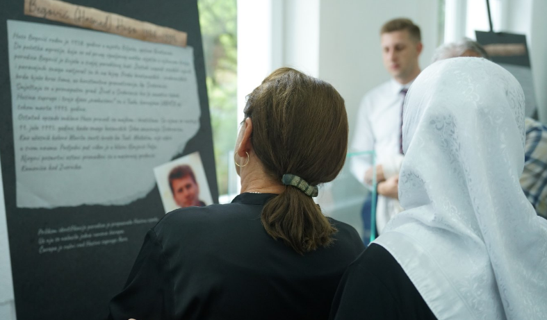 U Tuzli otvorena potresna izložba 'Priče iz Srebrenice' 