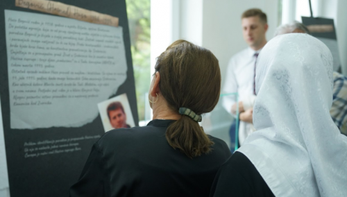 U Tuzli otvorena potresna izložba 'Priče iz Srebrenice'