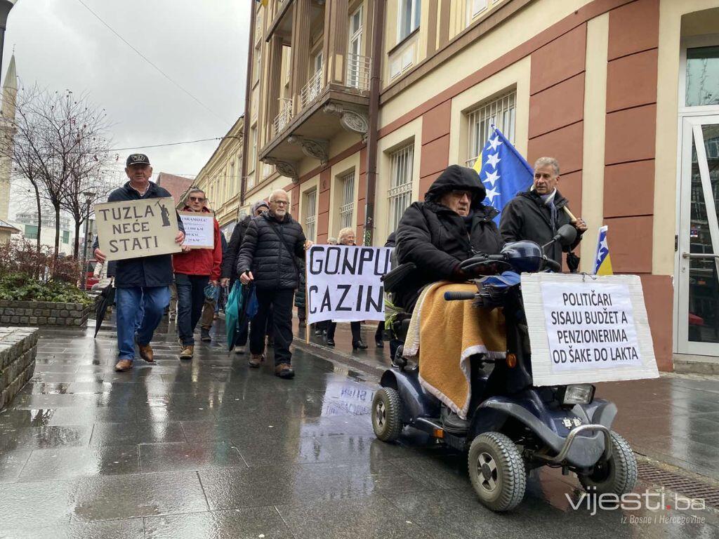 U Tuzli protestovali penzioneri: Traže 160 KM veću prosječnu penziju