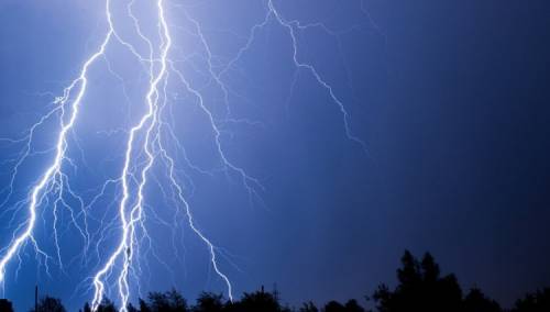 U udarima munja na svadbi poginulo 16 ljudi