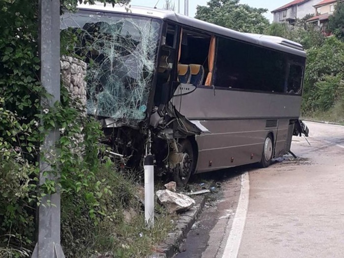 U udesu autobusa poginuli vozač i putnik, 13 povrijeđenih