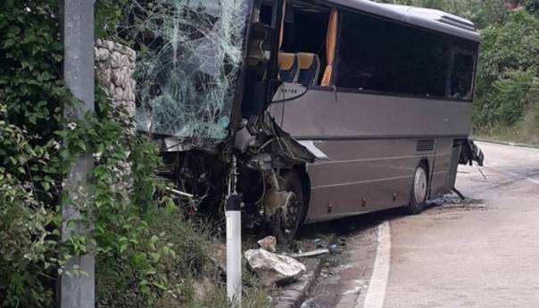 U udesu autobusa poginuli vozač i putnik, 13 povrijeđenih