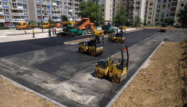 U ulici Bajrama Zenunija počelo asfaltiranje novog parkinga sa 120 parking mjesta