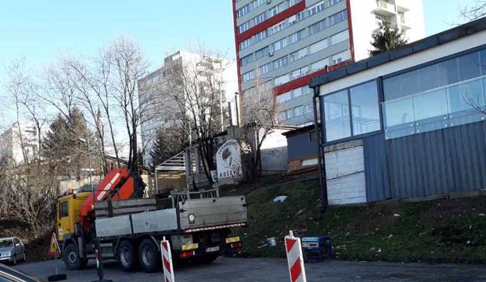 U Ulici Patriotske lige uklanjanje bespravno dograđenih objekata